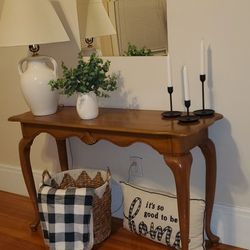 Muebles, juegos de mesas y juegos de comedores en buen estado.