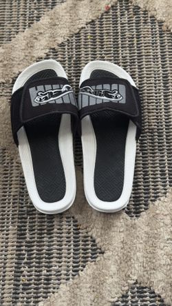 MENS LACOSTE SLIDE IN SANDALS IN A BLACK AND WHITE US SIZE 8 BRAND NEW BUT NO BOX