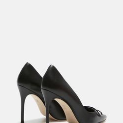 Initials Insignia 100 leather pumps -Carolina Herrera Shoes Like new size #9
