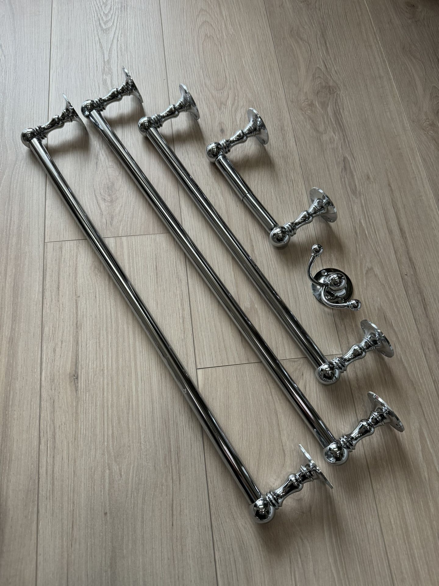 Pottery Barn Metal Bathroom Towels And Toilet Paper Holder Chrome