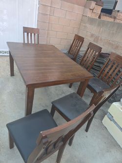 Expandable table with six chairs