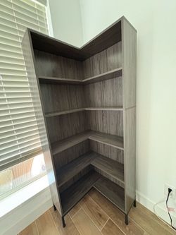 Corner bookshelf