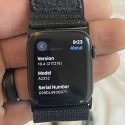 Apple Watch SE 44mm GPS Version (with Accessories)