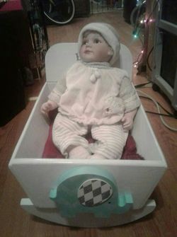 CUNITA. DE. MADERA. Y. MUNECA. DE. PORCELANA