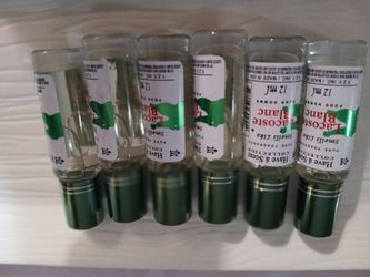 Diferentes   perjumes de aceite de hombre.