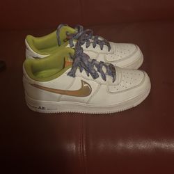 Nike Air Force 1 One LV8 6y Youth Sneakers Also Size 7.5 In Women  Negotiable 