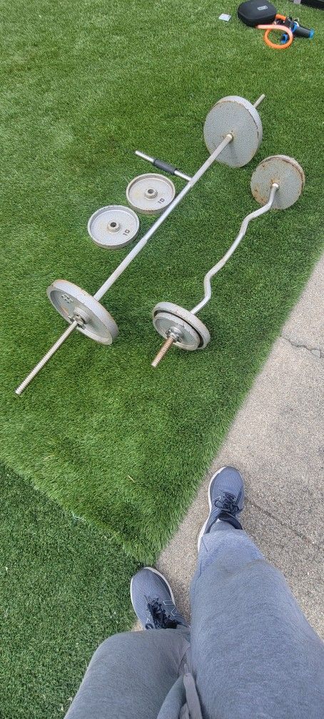 Exercise Equipment 2 Plates Of 25 4 Plates Of 10 and 2 Of 5