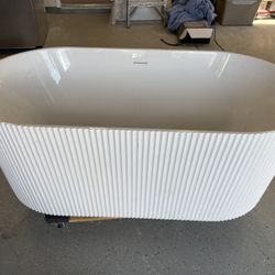 Fluted White Acrylic Freestanding Bathtub