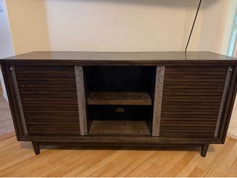 Entertainment center