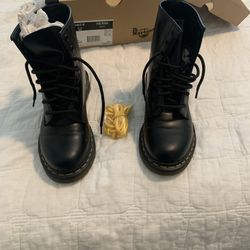 Dr. Martens 1460 Women’s 