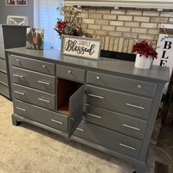 ✨✨ BIG BEAUTIFUL GRAY TALL 9 DRAWER DRAWER W/ STORAGE✨✨