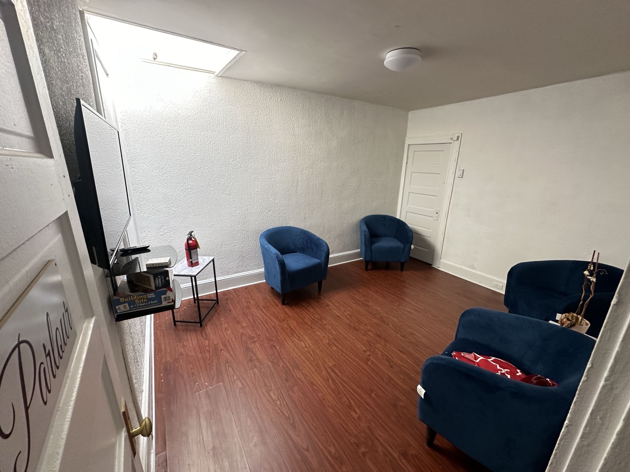 7 BEDROOM, 3 FULL BATHROOM TOWNHOUSE