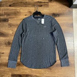 Brand New Men’s Hollister brand Dark Gray Sweater Up For Sale  
