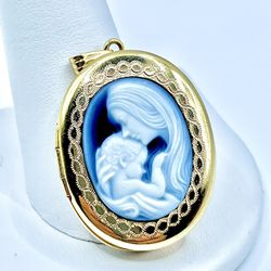 14k Gold Mother Holding Child Cameo Pendant 
