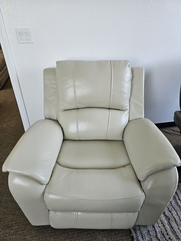 Leather power recliner w/ power headrest & USB port