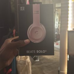 Beats Solo 3 (ONLY WORKS WITH AUX CORD) 