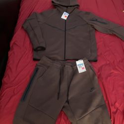 Brand new nike tech sweatsuit brown