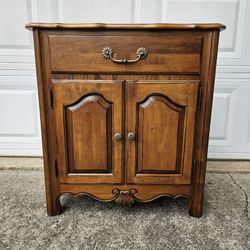 Vintage Ethan Allen Country French Nightstand / Bedside Table 