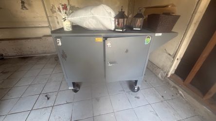 Tool cart shelf
