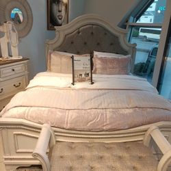 🎃Realyn Two Tone Upholstered Panel Bedroom Set
Ashley Furniture$10 Down Payment Financing And Delivery
