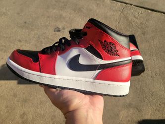 Jordan 1 Mid "Chicago Black Toe" Size 9.5M