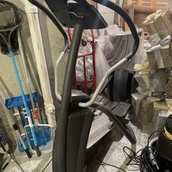 Precor EFX 5.23 Elliptical w/Stationary Arms