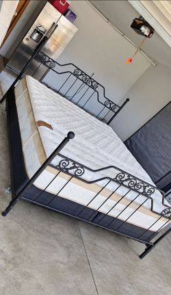 Very Nice King Saatva Loom & Leaf 12" Mattress, Boxsprings and Metal Bed Frame