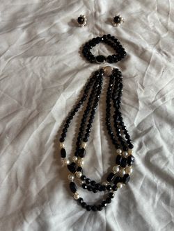 Necklace with real pearls