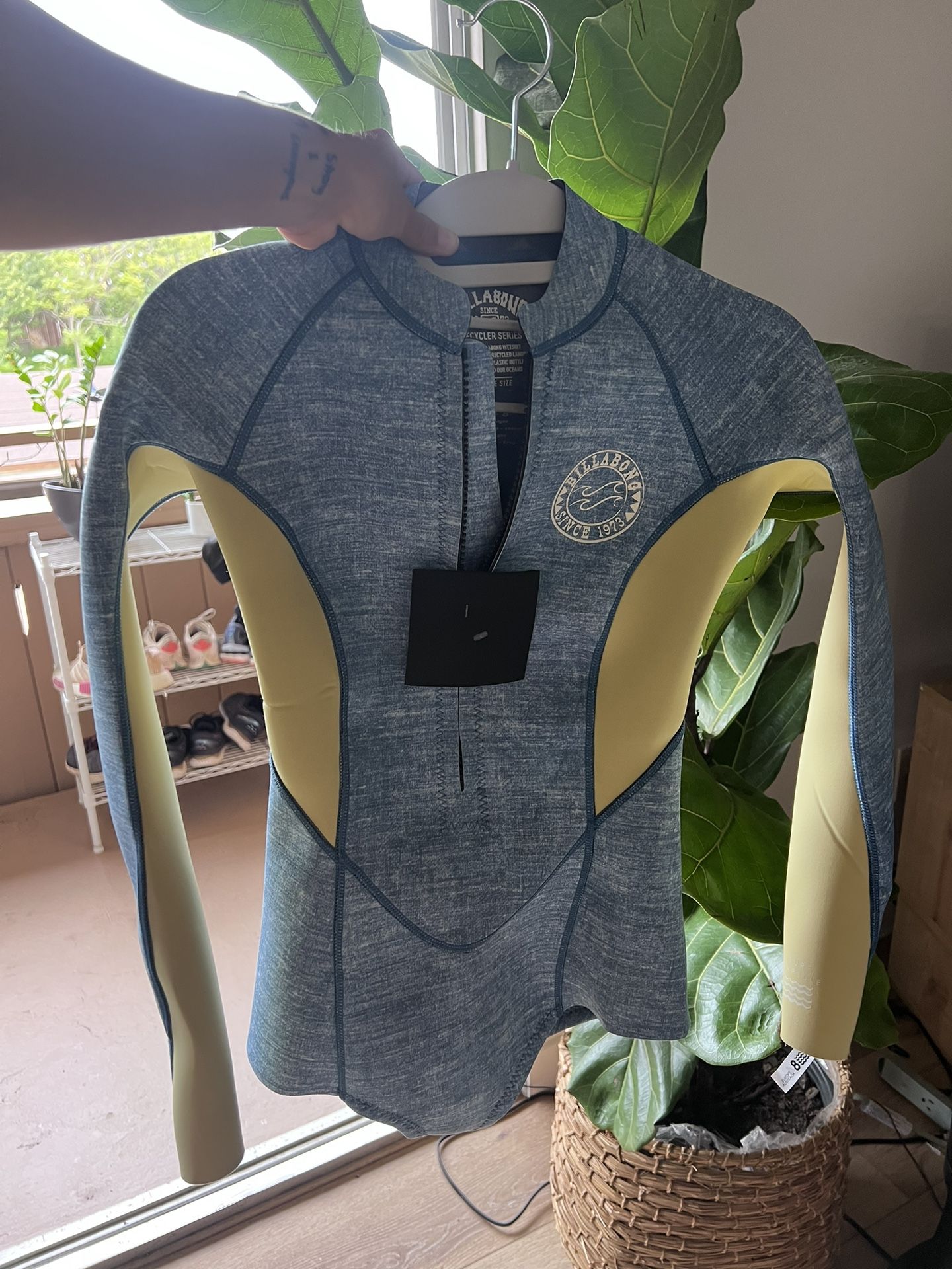 Brand New Billabong Spring Suit 2MM/ Size 4 Sports & Outdoors