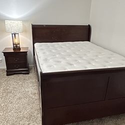 Queen Bed  & Drawer w/Mirror