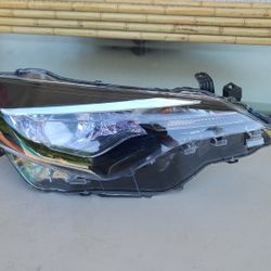 2017 - 2018 TOYOTA COROLLA RIGHT HEADLIGHT PASSENGER SIDE LED DEPO . AA?