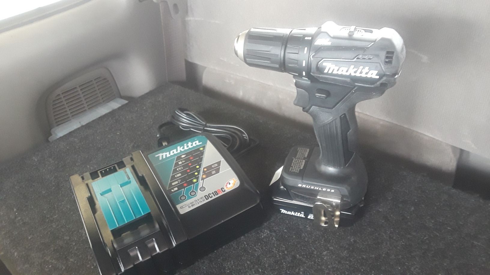 Brushless Makita xfd11 18 volt/ 2.0 a h 18 volt battery and a charger