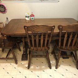 Kitchen Table And 4 Chairs