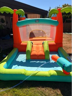 Small water bounce house