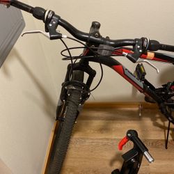 Huffy Ravine 27.5 Mountain Bike Unisex. Black And Red. for Sale in Seattle WA OfferUp