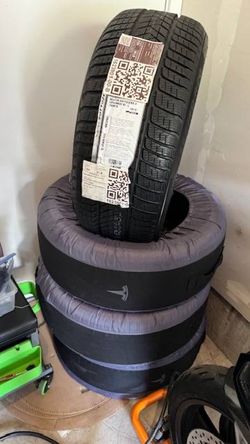 New - 4 Pirelli Winter Sottozero Tires + Tesla Tire Totes 255/40R20
