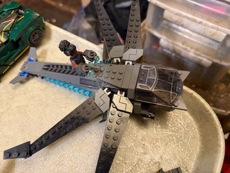 Lego black panther air ship with 2 mini fugures
