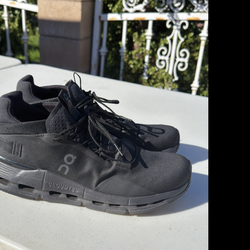 On cloud men’s shoes size 10.5