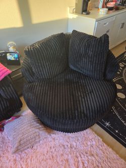 Swivel Lounge Chair Like New