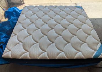 King DreamCloud Premier Hybrid Mattress – Medium Firm (Like New)