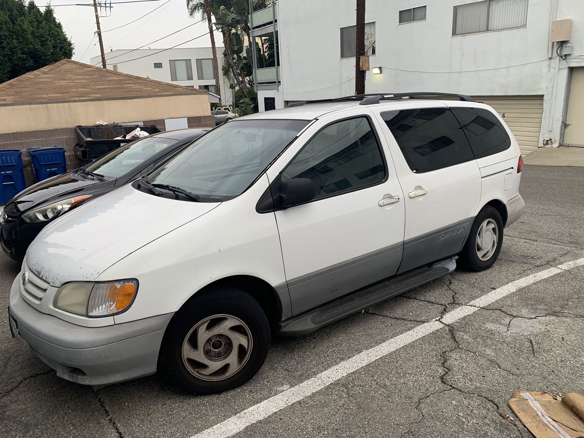 White Toyota Sienna 01