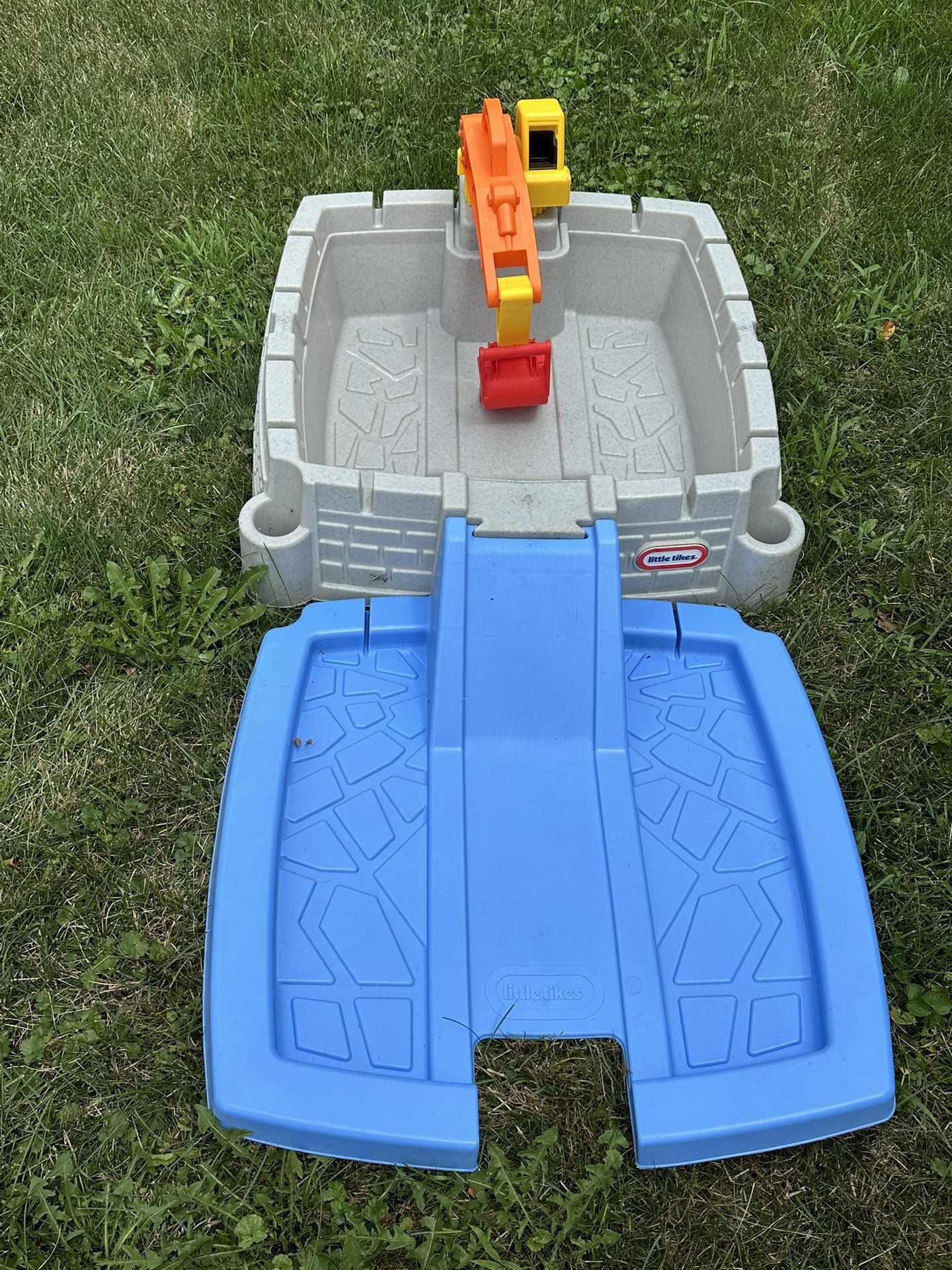 Brand New Little Tikes Dirt Diggers Excavator Sandbox for kids with Lid