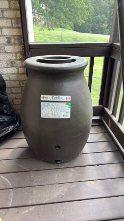 “Castilla” brand, 50 gallon rain barrel.