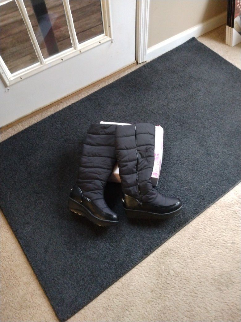New Women's Size 7.5 Snow Boots 