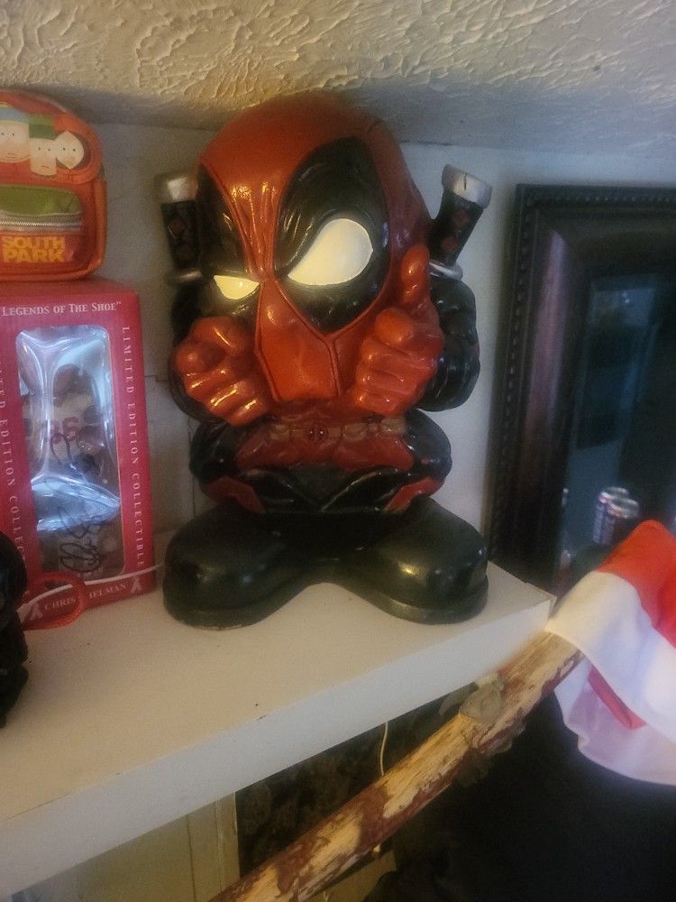 Deadpool Stirofoam Statue