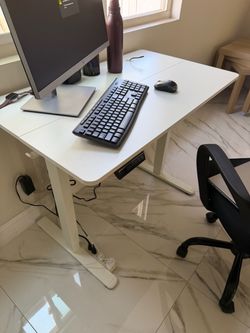 Electric standing desk