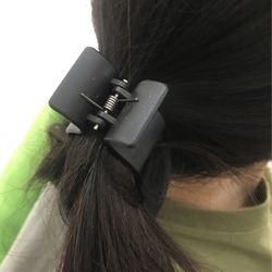 Convenient black crab hair clip
