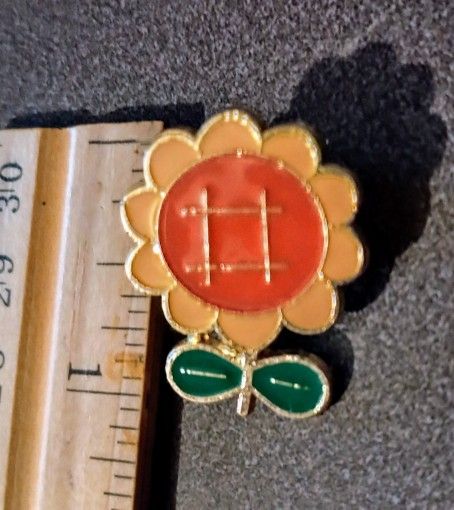Tic tac toe sunflower flower Vintage Collectible Lapel Pin A-1
