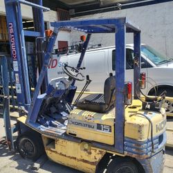 Komatsu Forklift 3000 Lb Lift Capacity 2 Stage .Has Very Tall Mass. Needs Some Work 