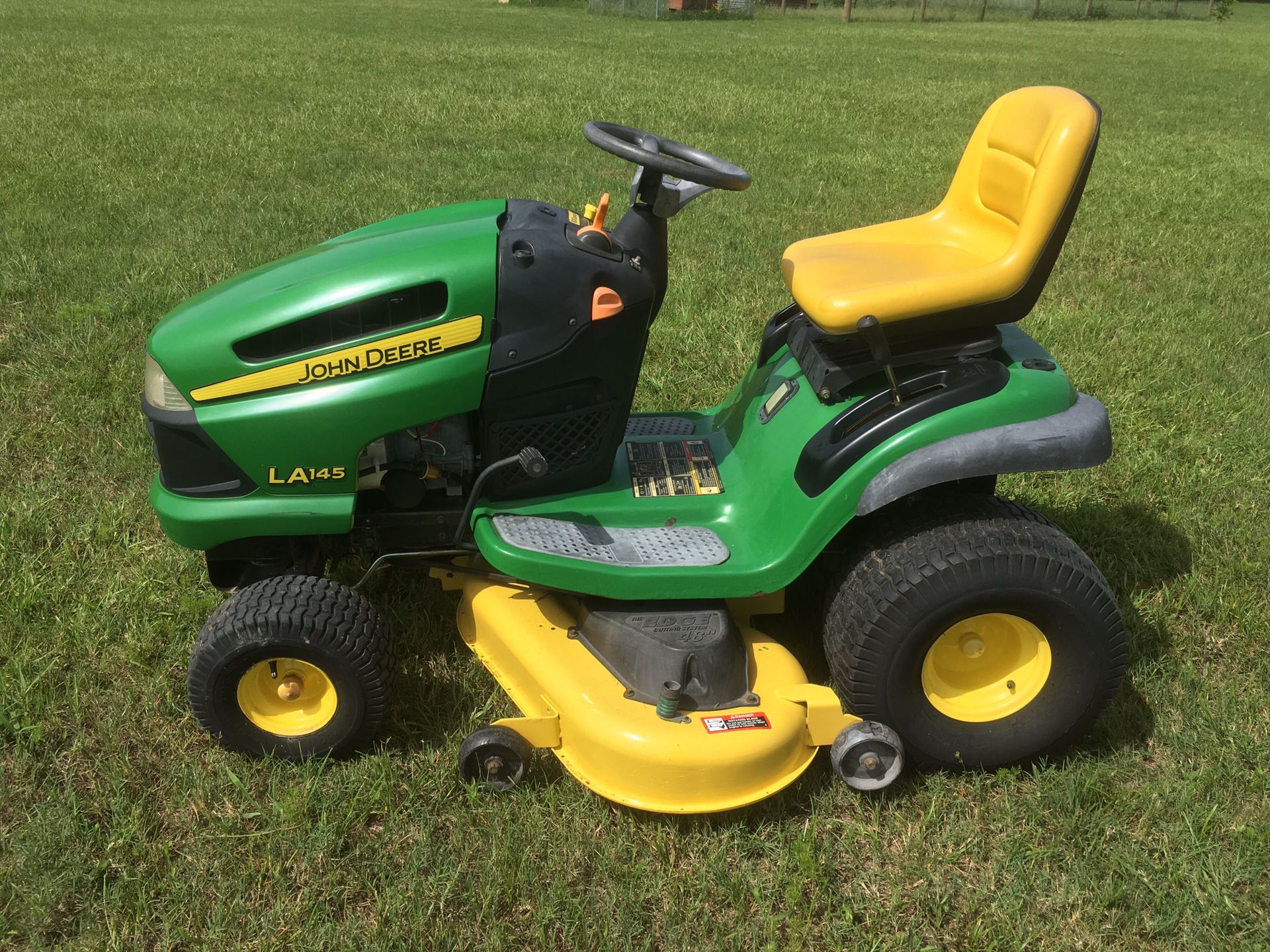 JOHN DEERE RIDING LAWNMOWER TRACTOR ONLY 40 HRS !!